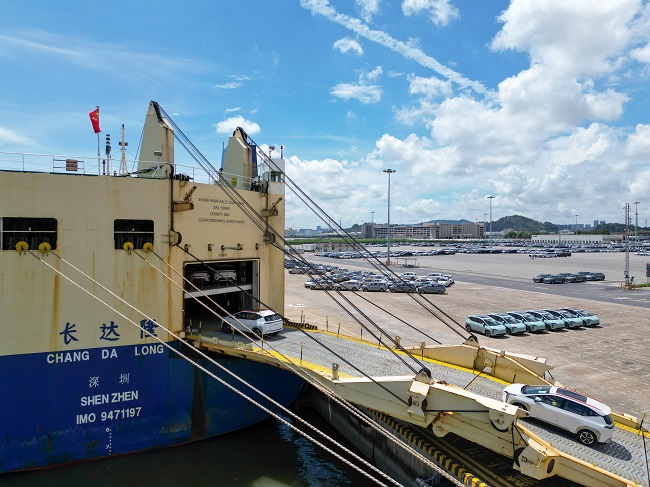 国产新能源车在南沙汽车口岸装船出口。广州港集团供图
